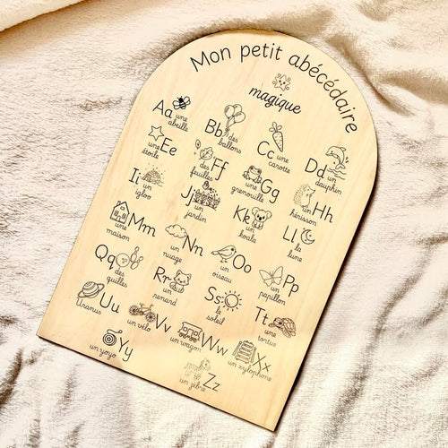 Abécédaire en bois, avec au recto lettres de l'alphabet gravées et au verso le bois peint avec une petinure spéciale ardoise (pour la craie)