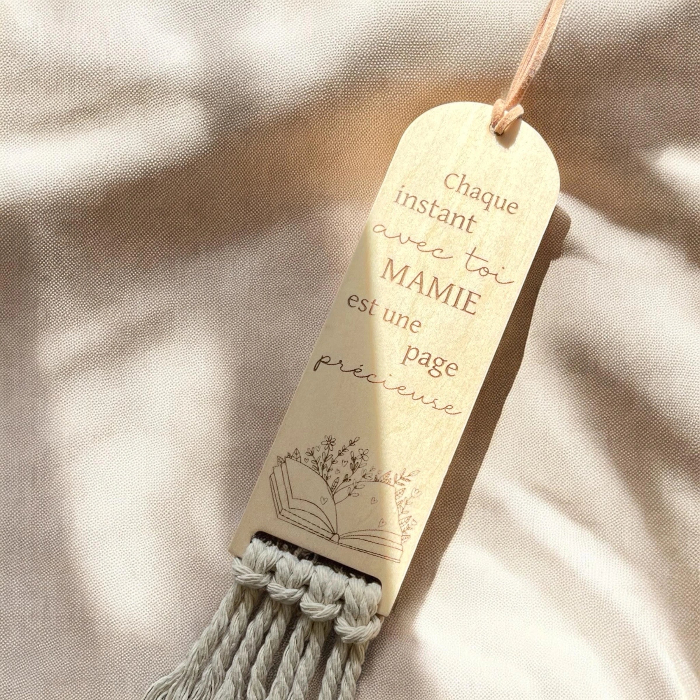 Marque-page bohème personnalisé en bois et macramé artisanal