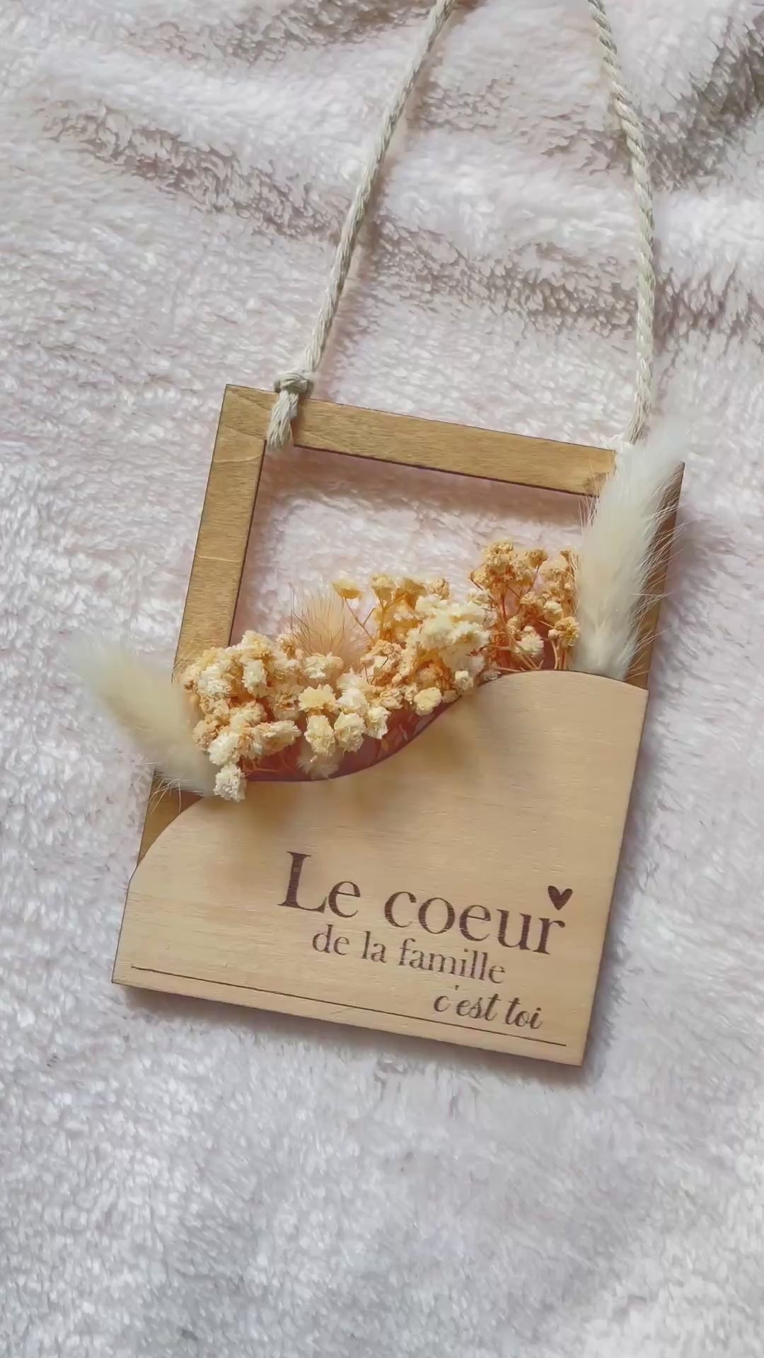 Suspension bois personnalisée avec fleurs séchées